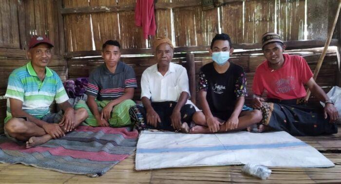 Wawancara dengan Tetua Adat di Kampung Latung
