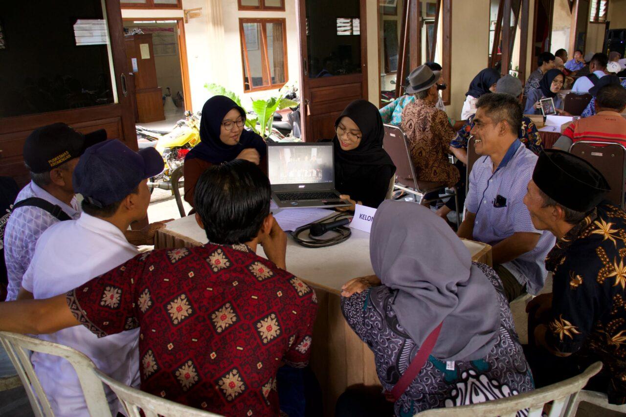 Foto salah satu kelompok FGD pada Pelatihan Aktivis Desa Jambuwer.