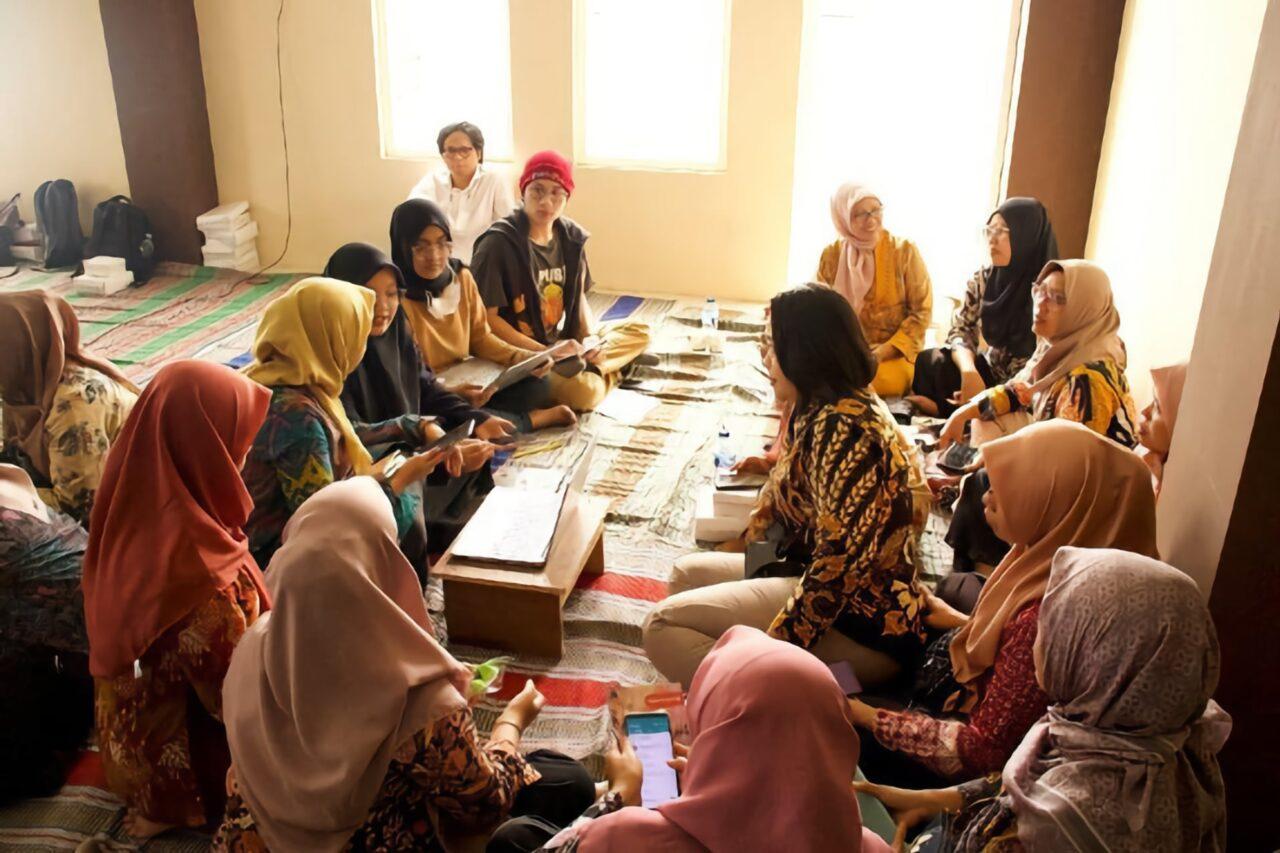 Dalam kegiatan pelatihan aktivis desa di Desa Mangliawan, terdapat dua metode yang digunakan, yaitu ceramah umum dan Focus Group Discussion (FGD). Pada sesi ceramah umum, satu pakar pemberdayaan (Dhanny S. Sutopo, S.Sos., M.Si ) dan dua pakar media (Dyanningrum Pradhikta, S.Sn., M.Ds dan Erwin Sidharta) membagikan pengetahuan dan pengalaman mereka. Sementara pada sesi FGD, 16 mahasiswa dan tim Wargakarta memandu diskusi dan bertukar pikiran mengenai topik yang disampaikan dalam ceramah serta praktik baik yang mereka yakini. Materi-materi dalam workshop mengacu pada Buku Saku Panduan Program Sekolah Keragaman II: Promosi Praktik Baik dan Pengelolaan Keragaman. Pakar pemberdayaan memahamkan cara mengoptimalkan potensi praktik baik yang ada di desa dan membangun kerjasama yang harmonis antarwarga, sementara pakar media membahas cara mengkomunikasikan pesan-pesan penting praktik baik kepada masyarakat melalui media yang efektif. Fasilitator memandu peserta dalam menyusun strategi penyebarluasan praktik baik, baik itu secara door-to-door ataupun melalui acara komunal dengan bantuan media peraga yang dipilih. Setiap pelatihan dibagi menjadi delapan kelompok dengan peserta delapan hingga sepuluh warga desa, didampingi oleh dua fasilitator mahasiswa.